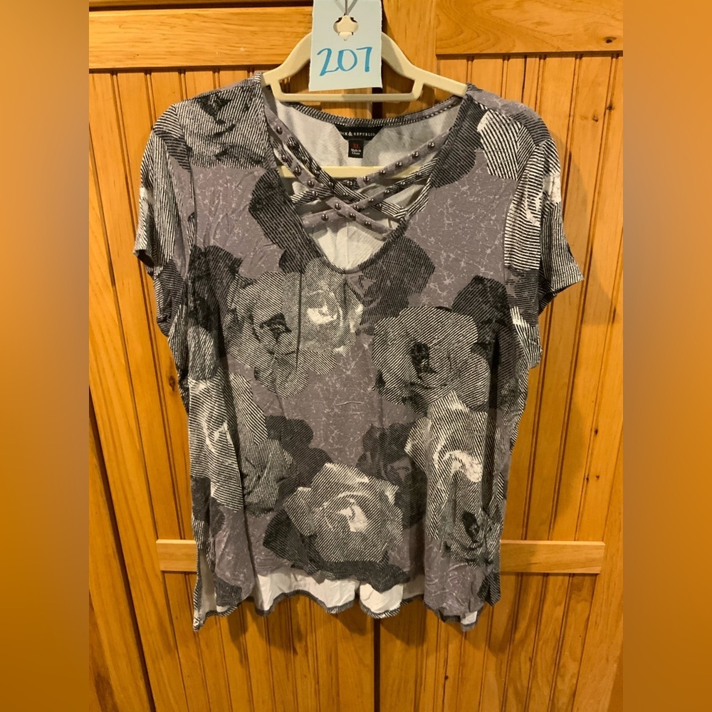 Rock & Republic Black and Gray Floral Short Sleeve Top
